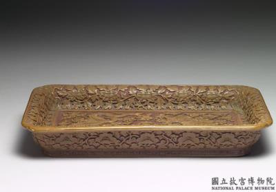 图片[2]-Rectangular dish with dragon-and-cloud decor and Yongle reign mark. Carved yellow lacquerware. Ming dynasty, 16th-17th century-China Archive